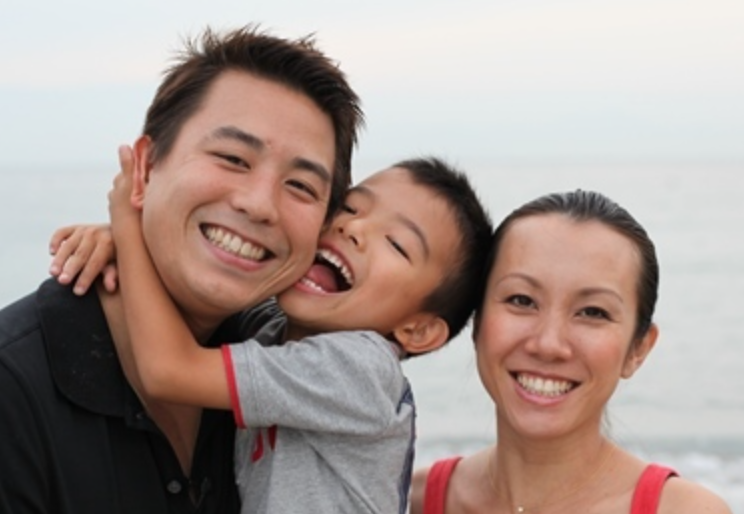 安田慶祐氏と家族の写真